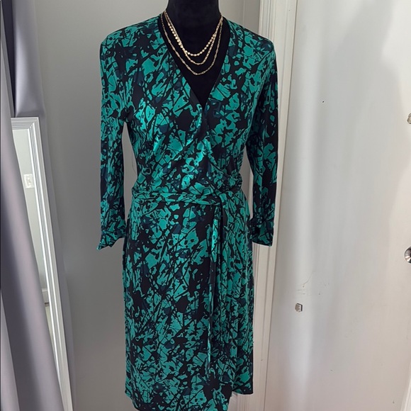 Elegant Green and Black Wrap Dress - Picture 1 of 7